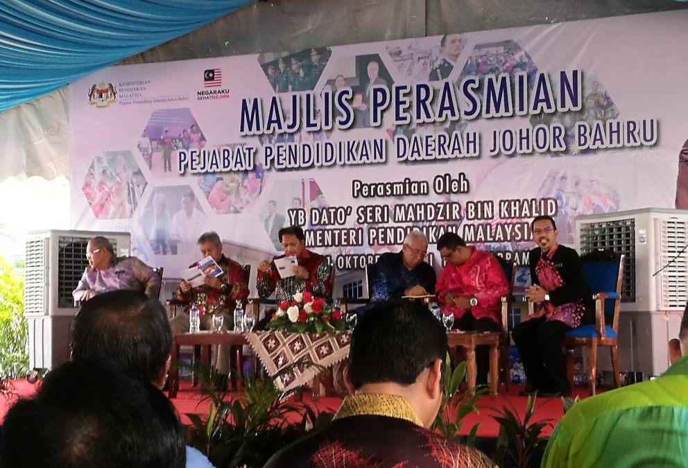 AKADEMI BAHASA MENDAPAT PENGHARGAAN DARI PEJABAT PENDIDIKAN DAERAH JOHOR BAHRU KEMENTERIAN PENDIDIKAN MALAYSIA